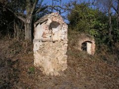 kaplička před částečnou opravou