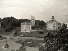 historické foto torza kostela (v pozadí)