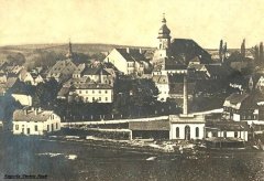 historické foto města s kostelem