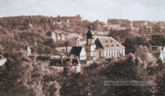 historické foto města s kostelem