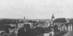 historické foto města s kostelem
