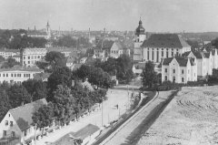 celkový pohled na město s kostelem
