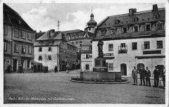 dobová pohlednice města s kostelem (věž v pozadí)