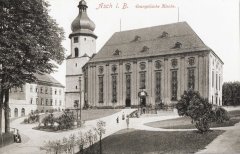 dobová pohlednice města s kostelem