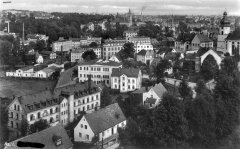 dobová pohlednice města s kostelem (vpravo)
