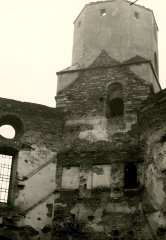 pohled z interiéru na torzo věže po požáru