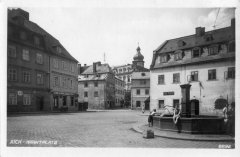 dobová pohlednice města s kostelem (věž v pozadí)