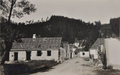 bourání starého Bítova - kostel v pozadí
