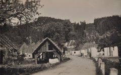 příprava Bítova k bourání, kostel v pozadí
