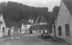 celkový pohled na původní ves s kostelem