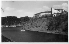 zatopený kostel na dobové pohlednici