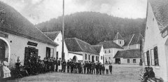 dobová pohlednice vsi s kostelem (výřez)
