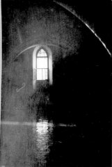 pohled do interiéru kostela již částečně zatopeného vodou