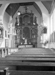hlavní oltář po rozebrání a opravě umístěný v novém kostele