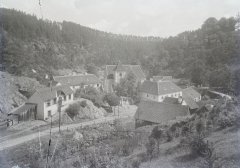 pohled na část vesnice s kostelem