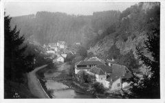 dobová pohlednice původní vsi s kostelem