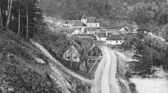 dobová pohlednice vsi s kostelem (výřez)