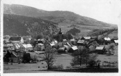 dobová pohlednice vsi s kostelem