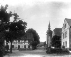 náves s kostelem