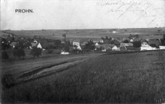 dobová pohlednice vsi s kostelem