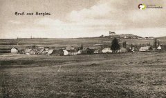 dobová pohlednice vsi a kostela nad ní