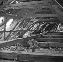 historické foto interiéru kostela - poškozené trámy krovu