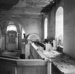 historické foto interiéru kostela - zdevastovaná kruchta