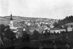 historické foto vsi s kostelem