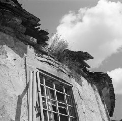 historické foto kostela - poškozená stěna