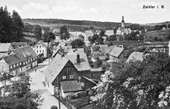 dobová pohlednice vsi s kostelem