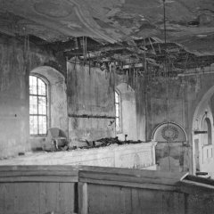 historické foto interiéru kostela - zdevastovaná kruchta
