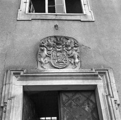 kamenný znak nad portálem kostela