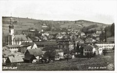 historické foto vsi s kostelem