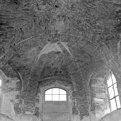 opadaná klenba presbytáře