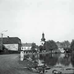 náves s kostelem