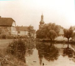 historické foto vsi s kostelem 