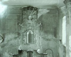 interiér kostela před demolicí