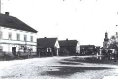 náves s kostelem