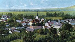 dobová pohlednice vsi s kostelem