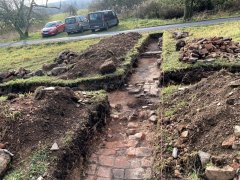 archeologický průzkum - odkryty části podlahy a obvodových stěn kaple