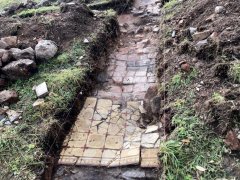 archeologický průzkum - odkryty části podlahy a obvodových stěn kaple