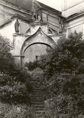 hřbitovní brána - vchod do areálu kostela