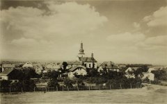 historické foto vsi s kostelem
