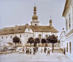 historické foto vsi s kostelem