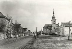 náves s kostelem