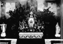 historické foto interiéru kostela - oltář