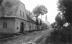 historické foto kostela (v pozadí)