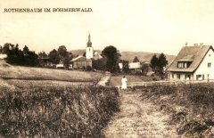 celkový pohled na ves s kostelem