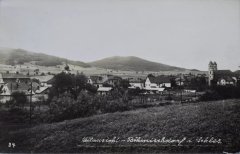 starší foto kaple (vlevo od středu je věž za stromy)