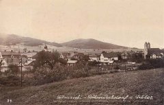 historické foto kaple (vlevo od středu)